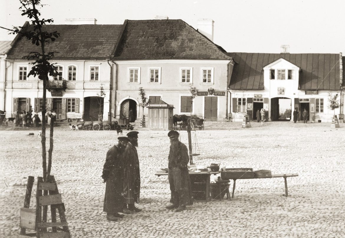 Żydzi na jędrzejowskim rynku / fot. Feliks Przypkowski, Muzeum im. Przypkowskich w Jędrzejowie