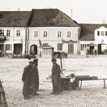 Żydzi na jędrzejowskim rynku / fot. Feliks Przypkowski, Muzeum im. Przypkowskich w Jędrzejowie