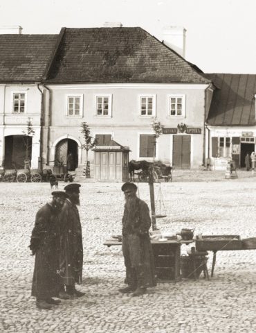 Żydzi na jędrzejowskim rynku / fot. Feliks Przypkowski, Muzeum im. Przypkowskich w Jędrzejowie