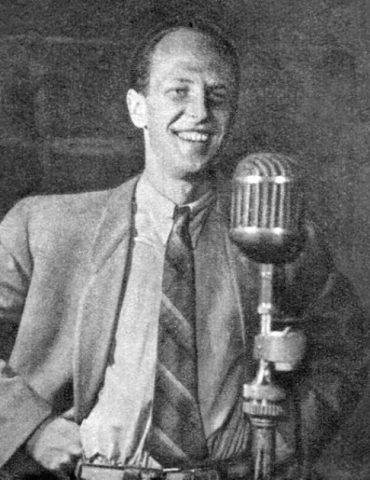 Nieznany fotograf - Jeremi Przybora w Polskim Radio 1951. Fot. domena publiczna