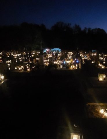 Cmentarz wieczorem w Zaduszki. Fot. Urszula Lubczyńska-Gładka