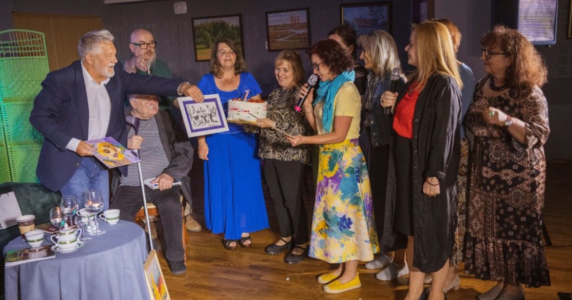 Tort i życzenia od Klubu Twórców Ziemi Jędrzejowskiej dla Jubilata. Fot. Leszek Kowalski