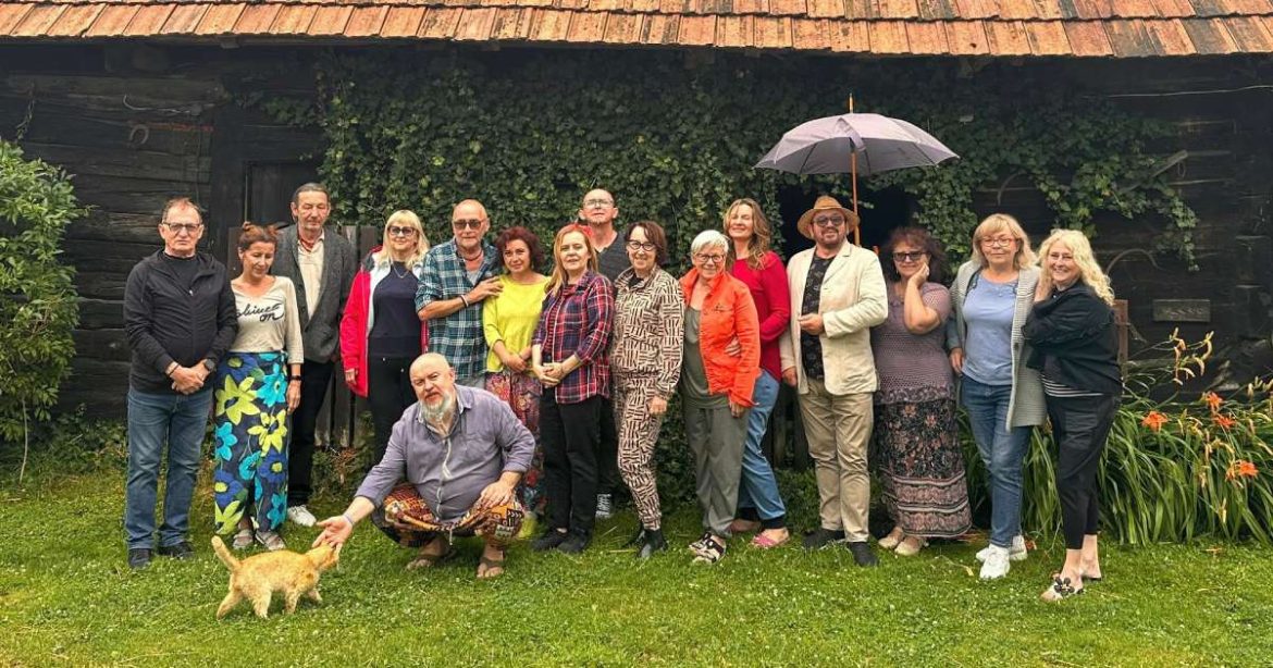 Na zdjęciu: Uczestnicy plenerów - jędrzejowskiego i włoszczowskiego. Fot. Artur Smerkowski