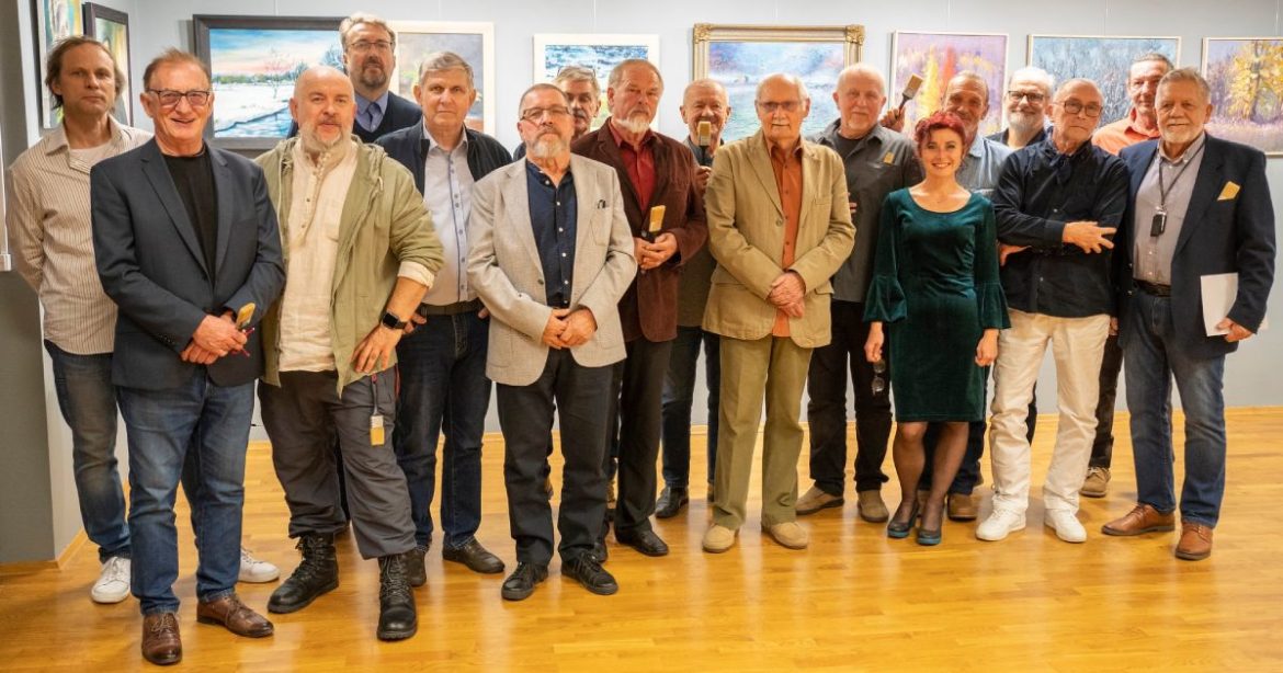 Artyści z kuratorką na wspólnym zdjęciu. Fot. Leszek Kowalski, Centrum Kultury