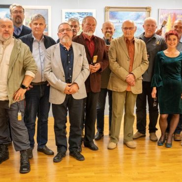 Artyści z kuratorką na wspólnym zdjęciu. Fot. Leszek Kowalski, Centrum Kultury