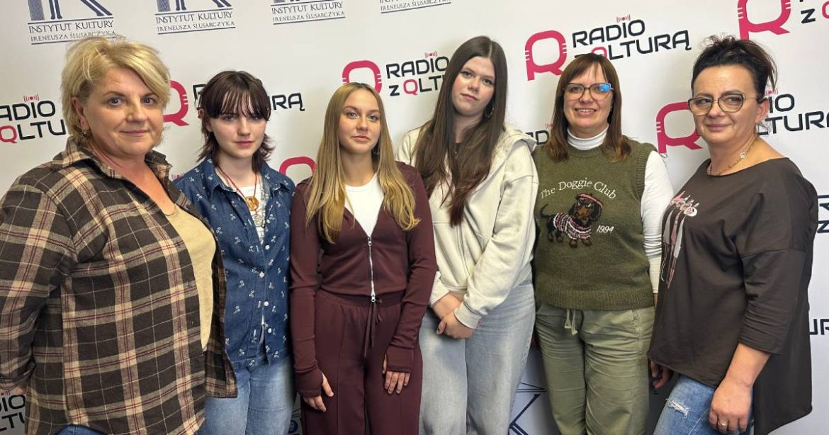 Uczniowie i nauczyciele ze Szkoły Podstawowej w Miąsowej w Gminie Sobków. Fot. Karol Błaszkiewicz