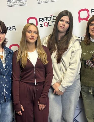 Uczniowie i nauczyciele ze Szkoły Podstawowej w Miąsowej w Gminie Sobków. Fot. Karol Błaszkiewicz