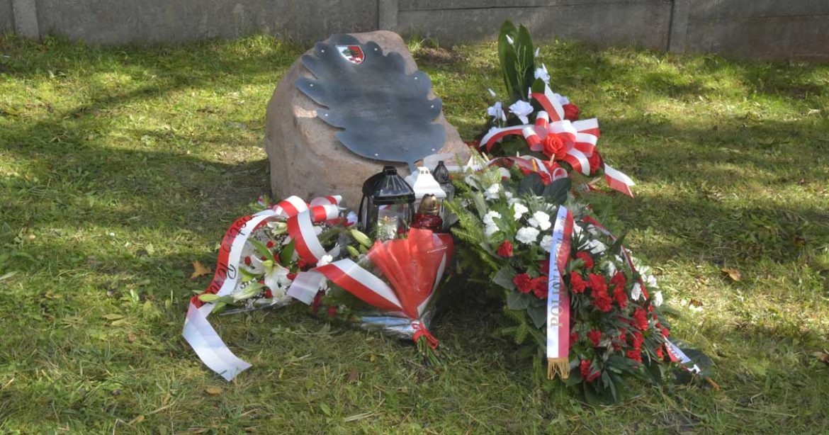 Kamień i dębowy liść - obelisk i tablica w Mstyczowie. Fot. Marcin Gładki