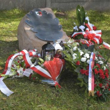 Kamień i dębowy liść - obelisk i tablica w Mstyczowie. Fot. Marcin Gładki