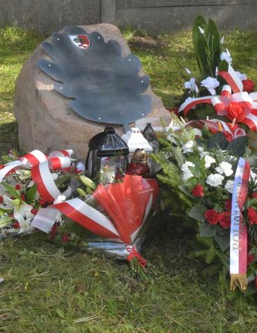 Kamień i dębowy liść - obelisk i tablica w Mstyczowie. Fot. Marcin Gładki