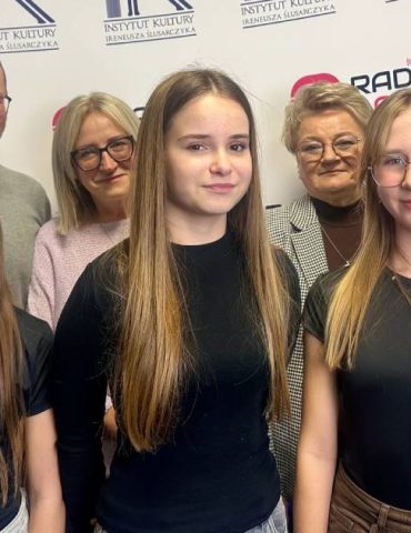 Uczniowie i nauczyciele z Zespołu Placówek Oświatowych w Korytnicy. Fot. Karol Błaszkiewicz